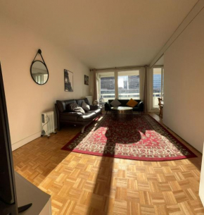 5 mn (450 m) walk Metro/La Defense/Netflix/Parking